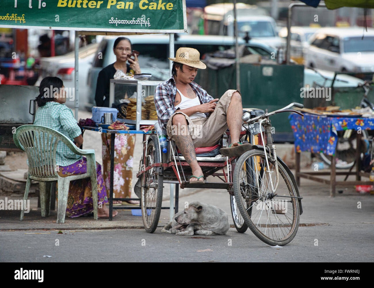 Rikscha-Fahrer entspannend, Yangon, Myanmar Stockfoto