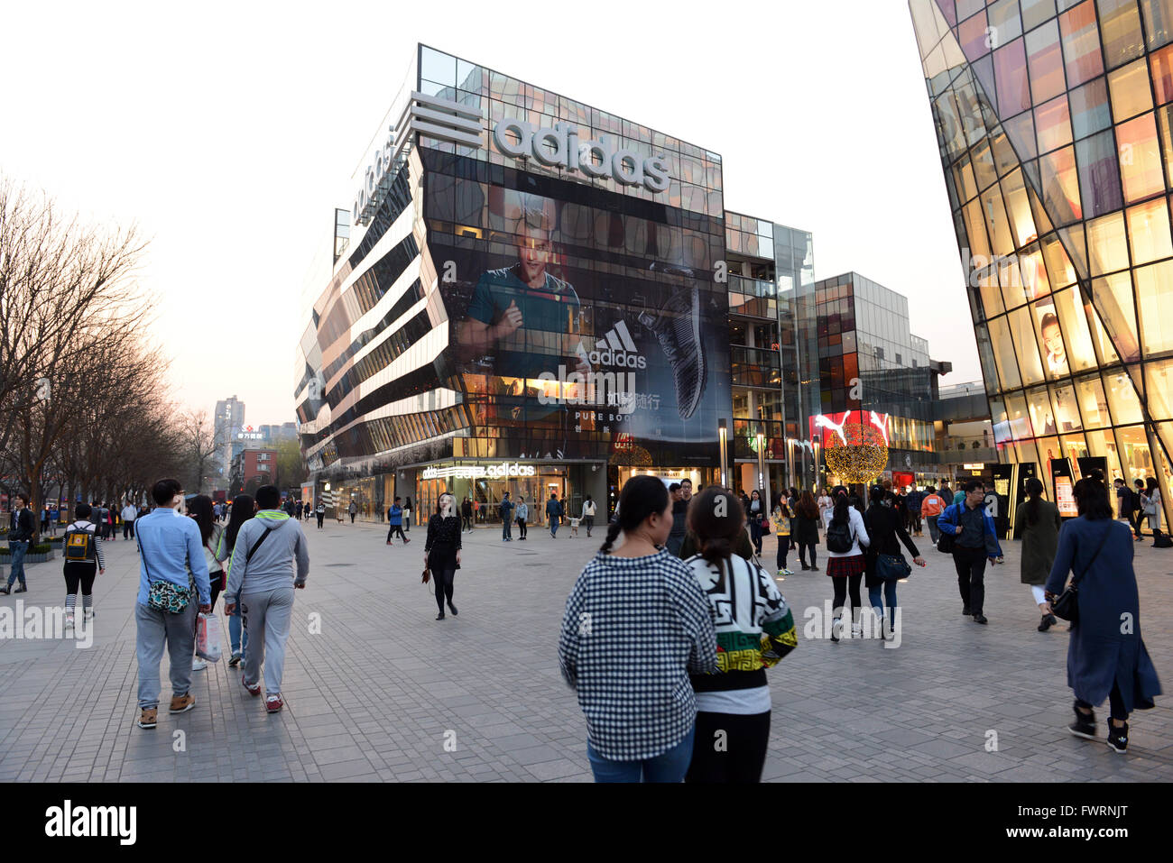 Ein großer Adidas Shop im Einkaufszentrum San Lin Tong (Dorf) in Sanlitun, Beijing. Stockfoto