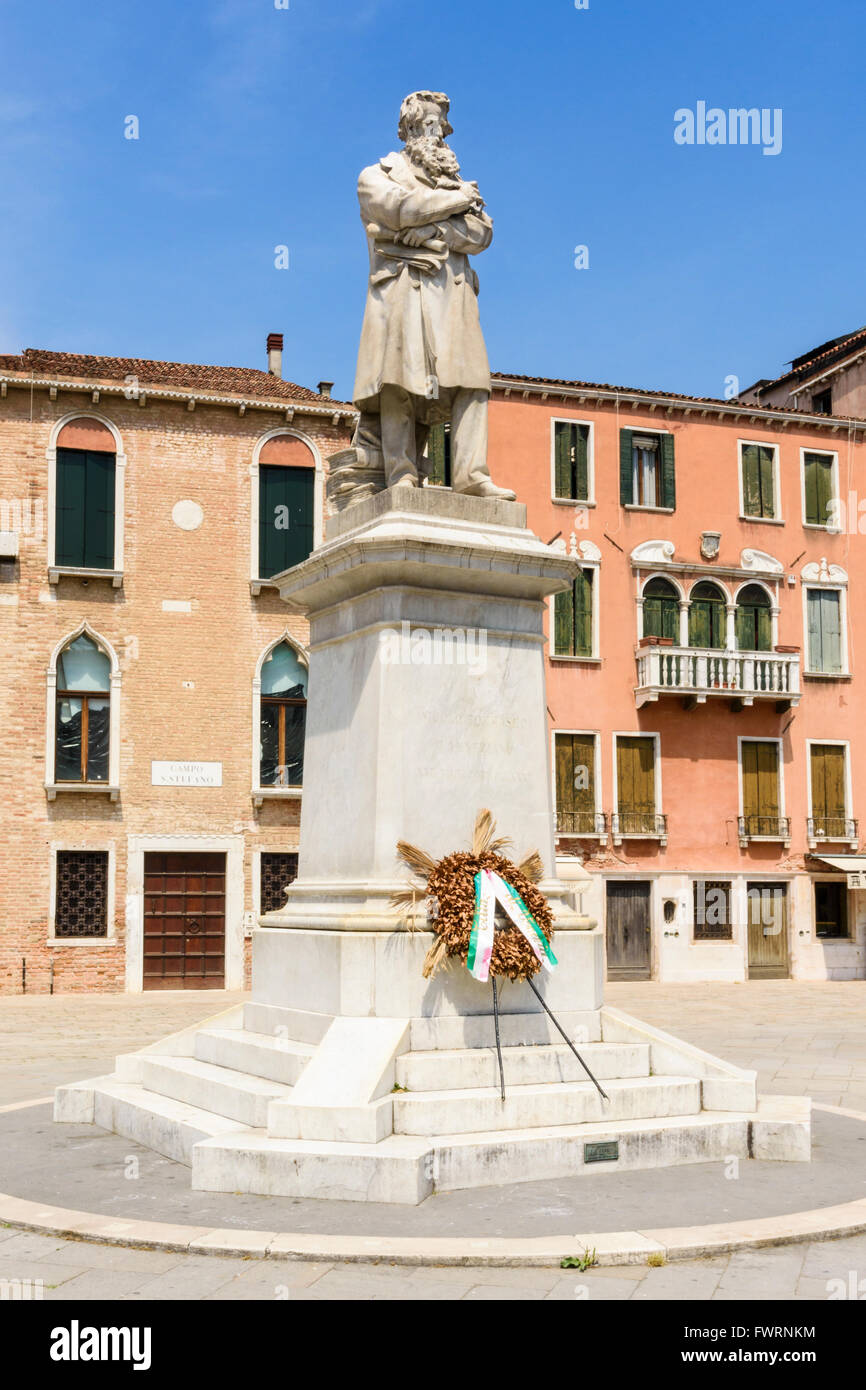 Statue des italienischen Autors Niccolò Tommaseo, Campo Santa Margherita, Dorsoduro, Venedig, Italien Stockfoto