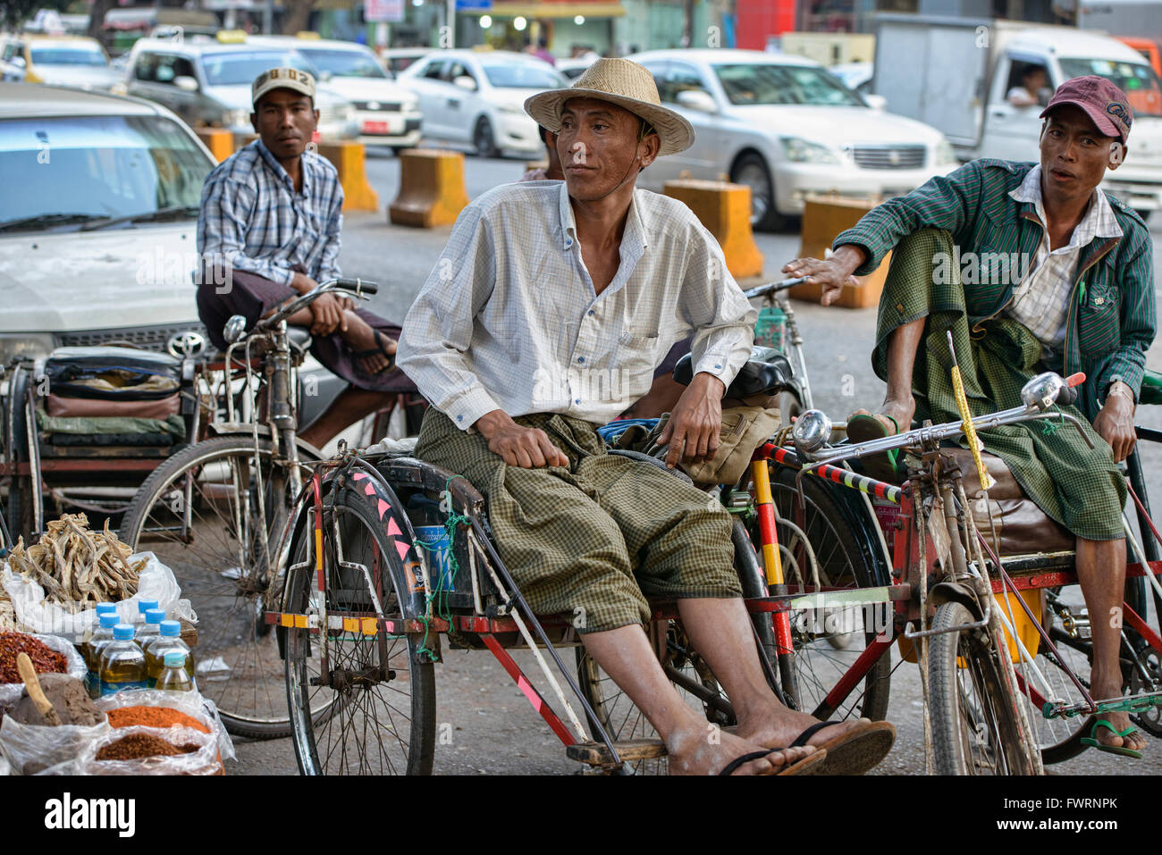 Rikschafahrer entspannend, Yangon, Myanmar Stockfoto
