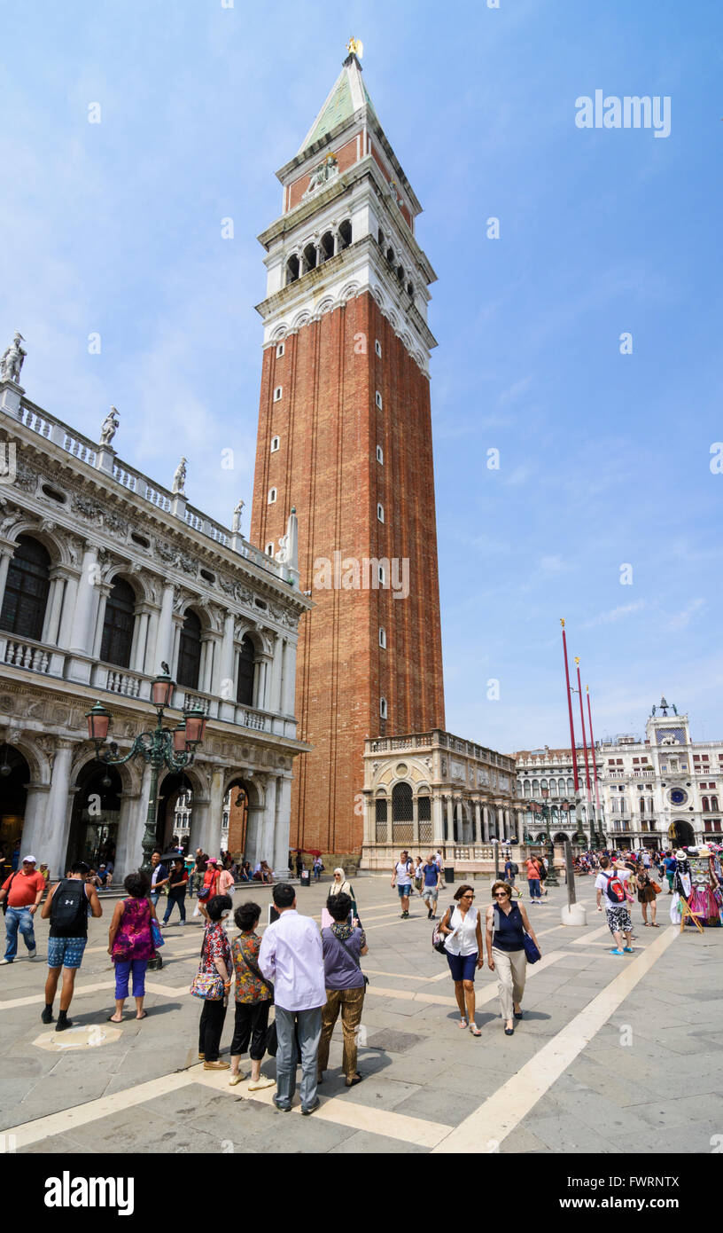 Touristen in der Piazzetta San Marco unter den roten Ziegel Campanile, Markusplatz Square, San Marco, Venedig, Italien Stockfoto