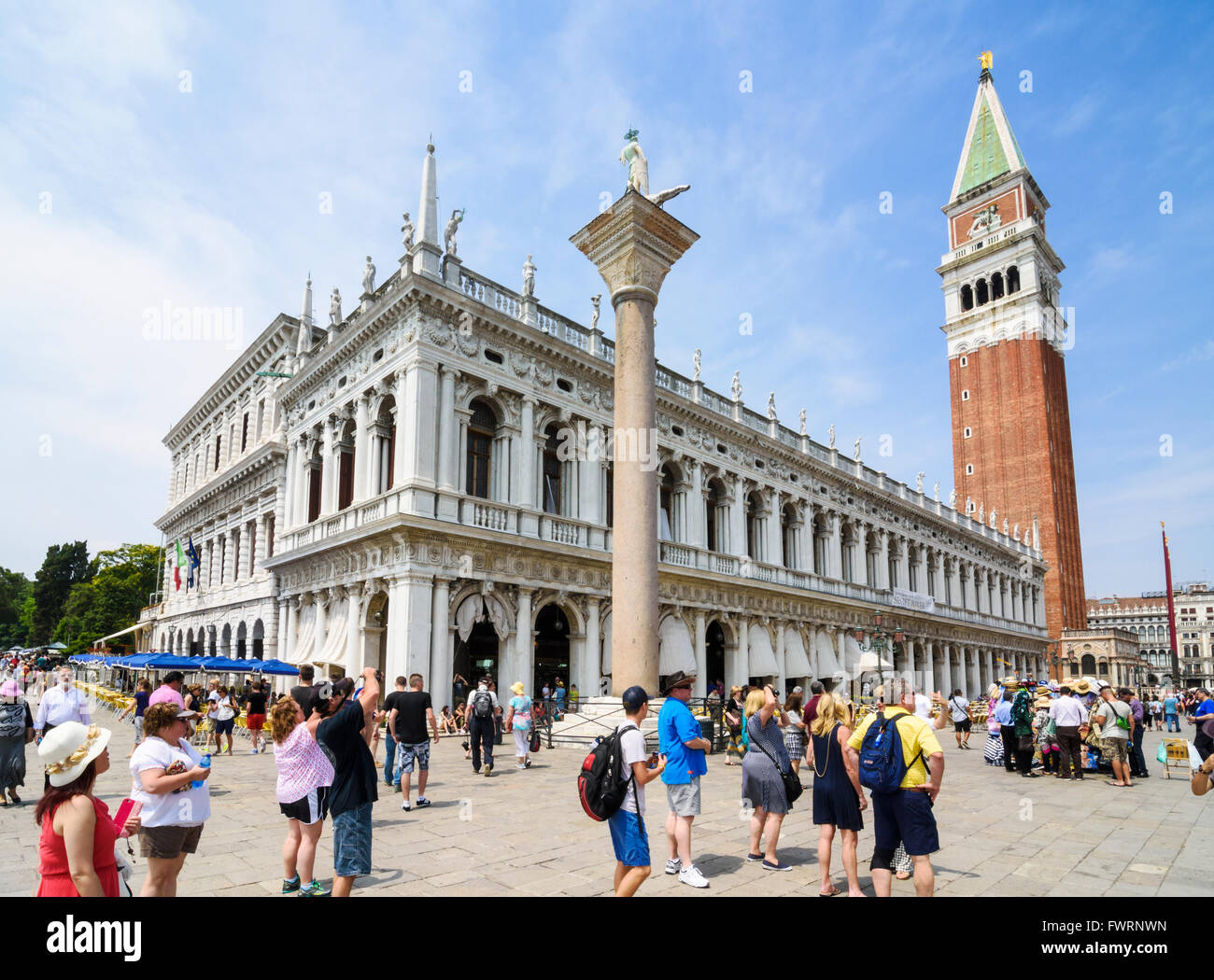 Touristen in der Piazzetta San Marco neben der Biblioteca und Campanile, Markusplatz Square, San Marco, Venedig, Italien Stockfoto