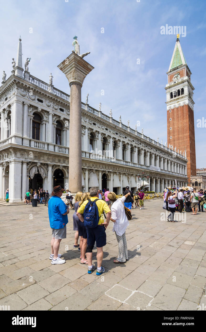 Kleine Reisegruppe und führend in der Piazzetta San Marco, Markus Platz, San Marco, Venedig, Italien Stockfoto
