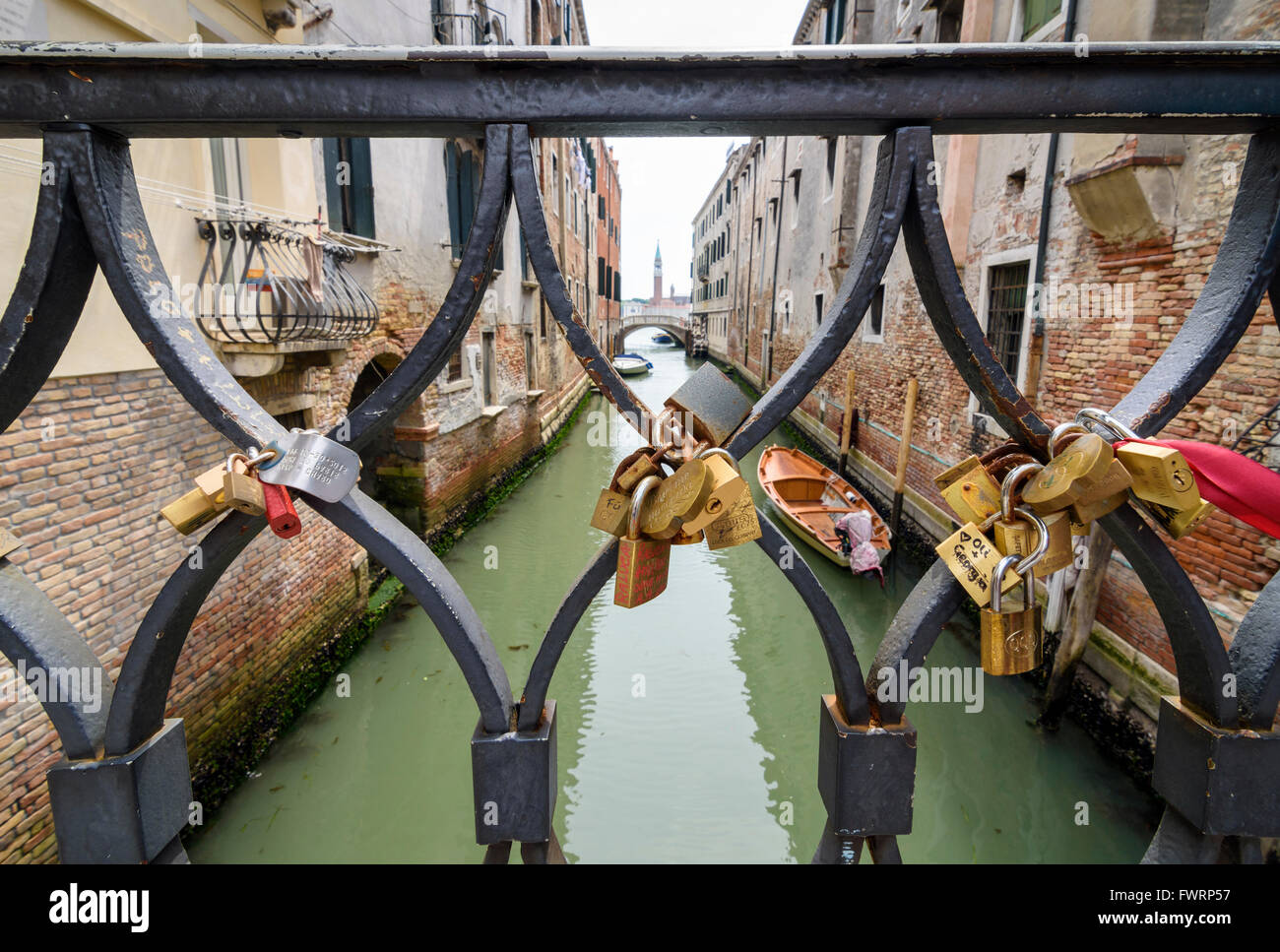 Liebesschlösser auf dem Geländer einer Brücke über den Rio De La Pleta, Calle De La Pieta, Castello, Venedig, Italien Stockfoto
