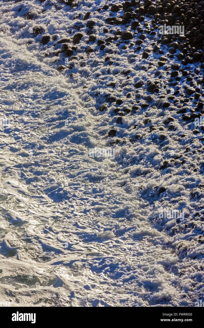 Wellen brechen sich am felsigen Strand Nordufer Maui Stockfoto