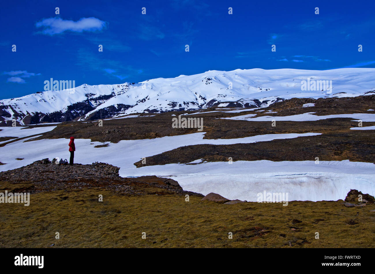 Wanderer Skoga entlang mit Blick auf Eyjafjallayökul Vulkan und Gletscher, Island Stockfoto