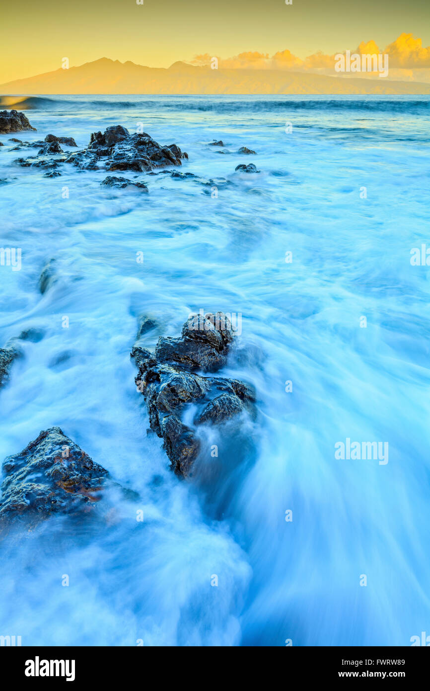 Wellen am Strand von Maui Stockfoto