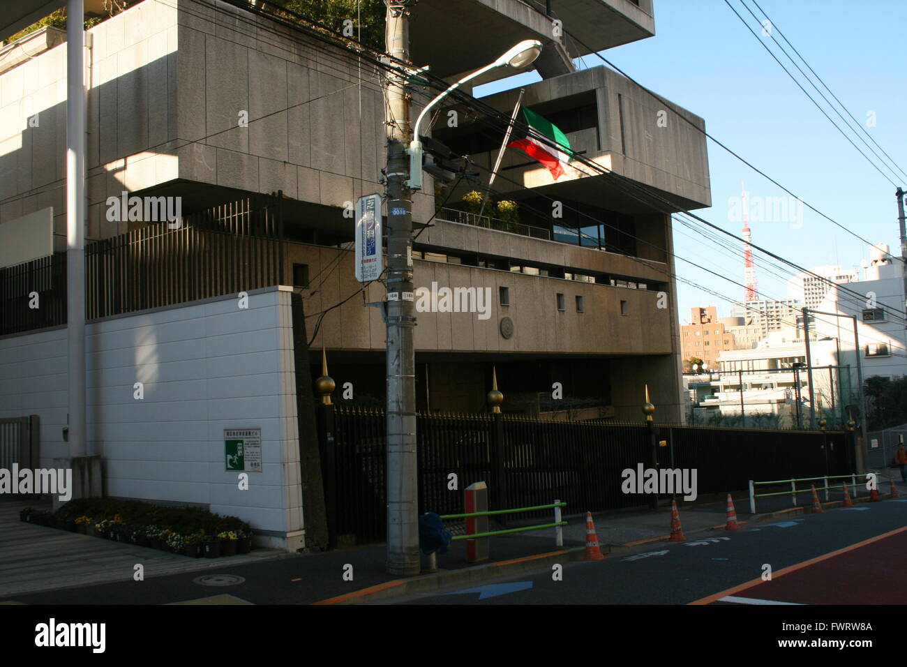 Kenzo Tange entworfene Botschaft von Kuwait in Tokio mit Tokyo Tower im Hintergrund sichtbar Stockfoto