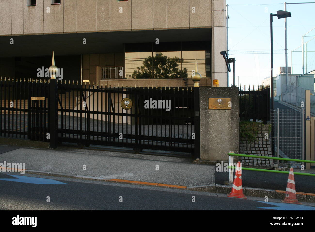 Eingang zur Kenzo Tange entworfene Botschaft von Kuwait in Tokio Stockfoto