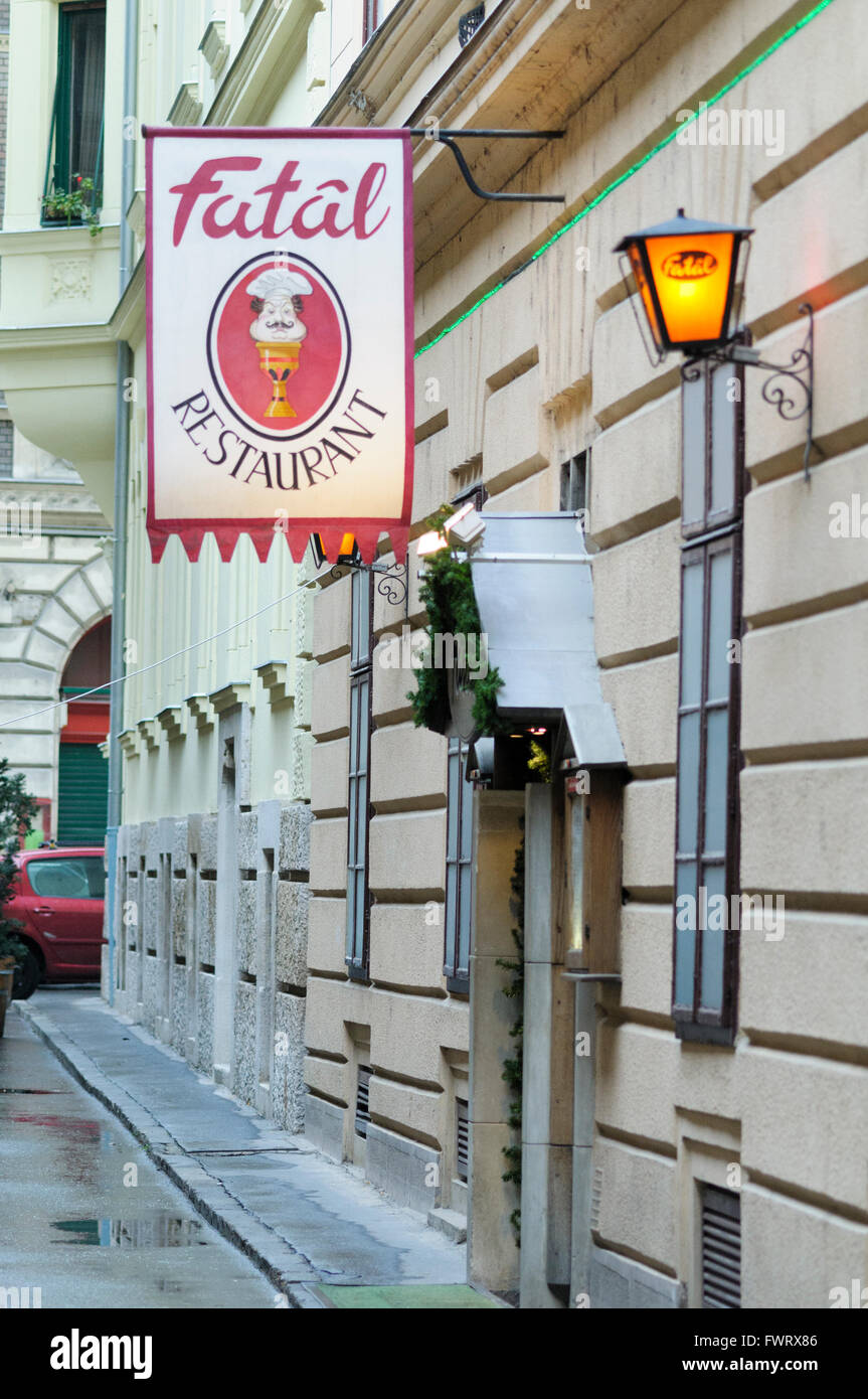 Eingang zum tödlichen Restaurant (Fatál Étterem), Budapest, Ungarn Stockfoto