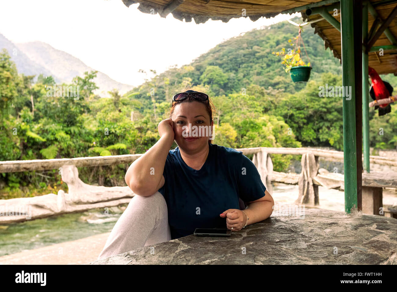 Frau im Urlaub sitzen auf einer Bank am Eingang zum Nationalpark Stockfoto