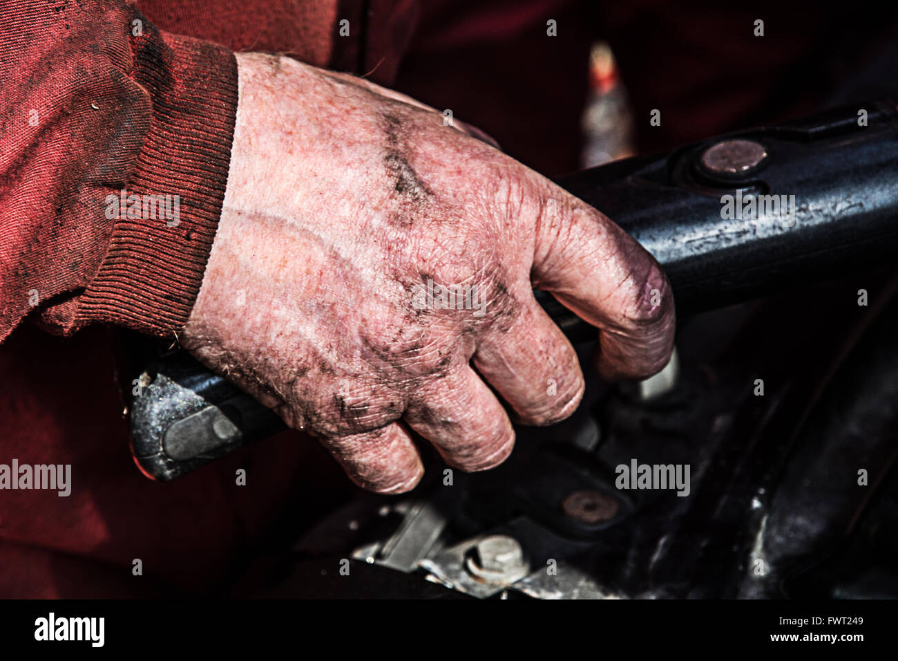 Eine Mechanik Hand arbeiten an einem Auto. Stockfoto