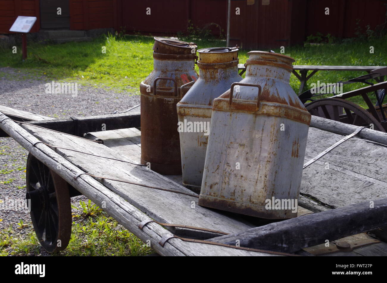 3 Milch-Eimer auf einem Wagen in Linköping, Schweden Stockfoto