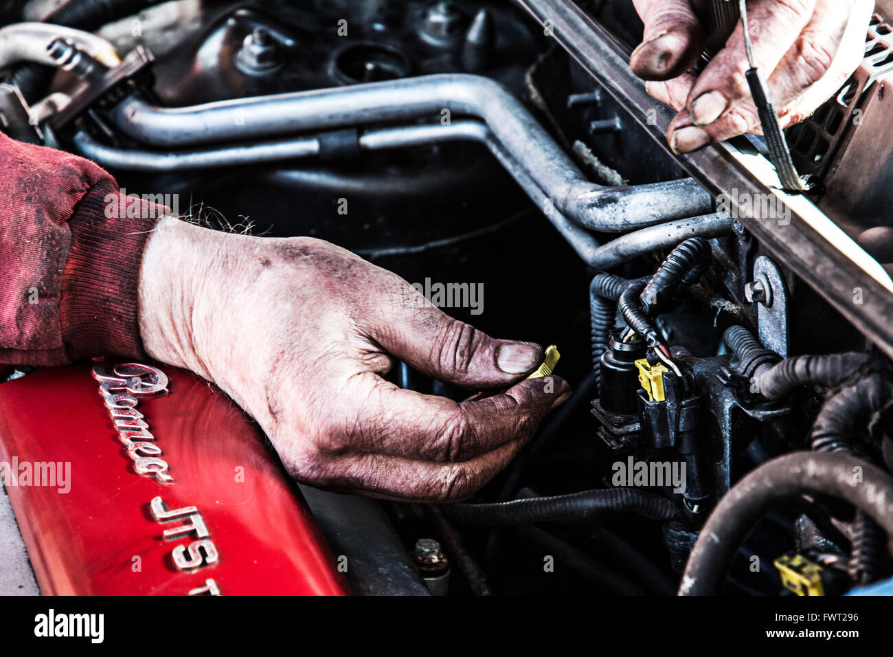 Eine Mechanik Hände arbeiten an einem Auto. Stockfoto