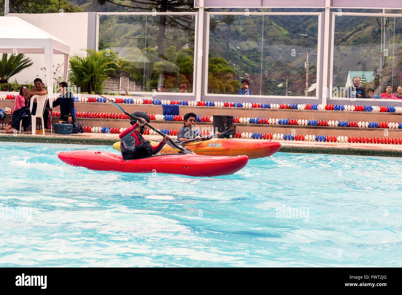 Banos, Ecuador - 23. Mai 2015: unbekannte Team tritt beim Kanufahren Contest In einem Schwimmbad In Banos am 23. Mai 2015 Stockfoto