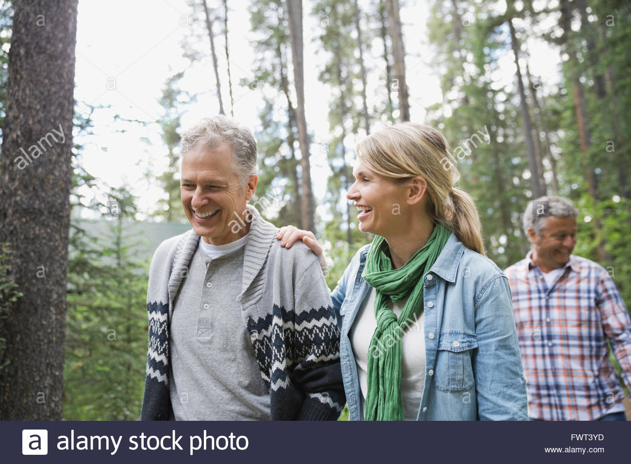 Paar mittleren Alters zu Fuß durch den Wald Stockfoto