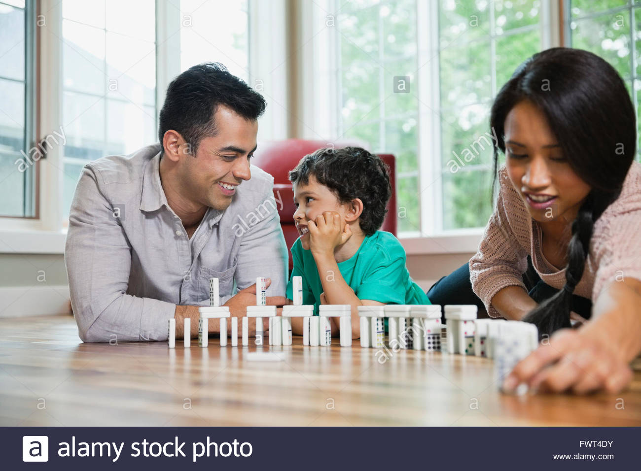 Zwei-Generationen-Familie spielen Dominos auf Etage Stockfoto
