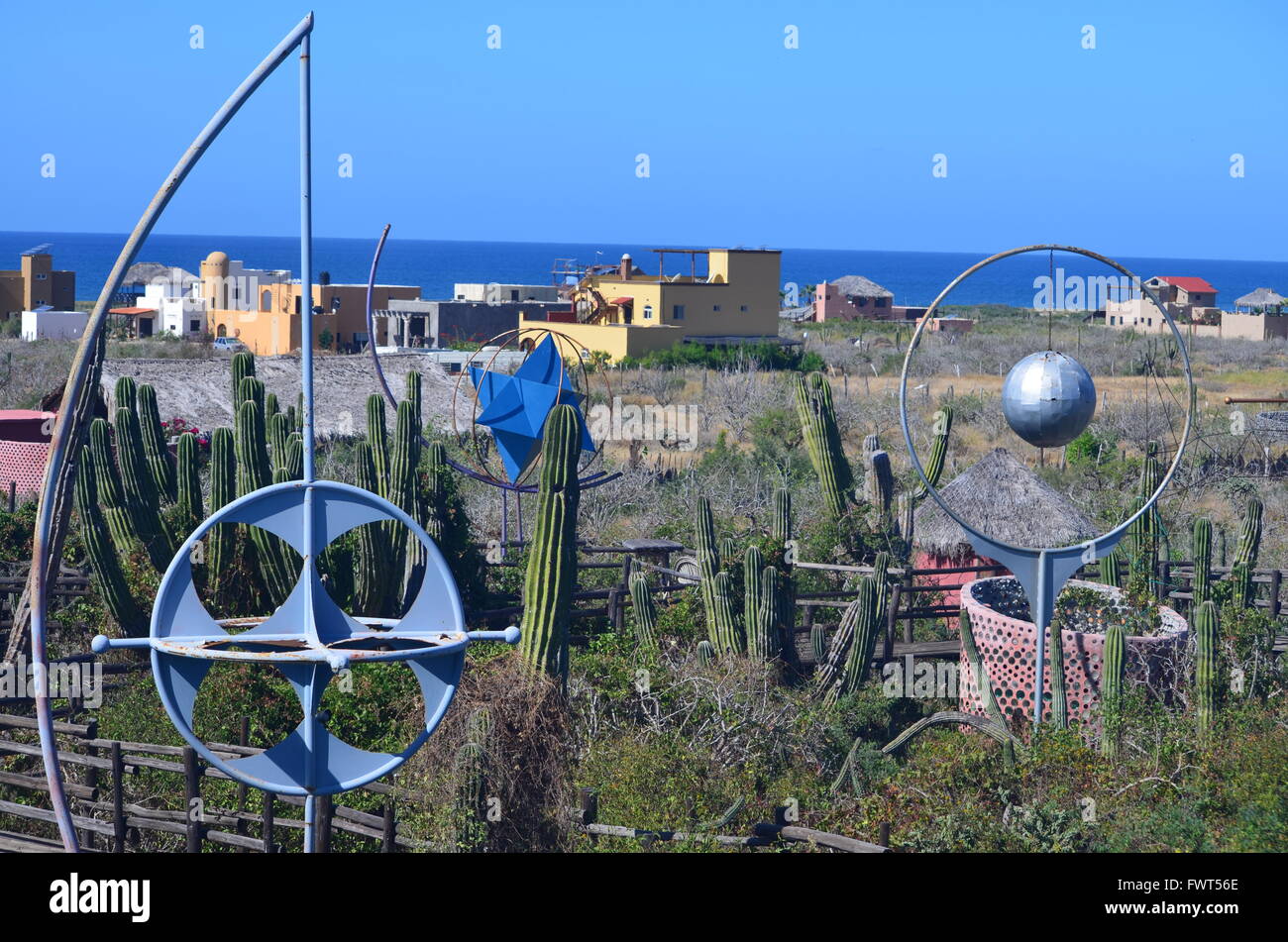 Kunstobjekte in Landschaft in der Nähe von Cabo San Lucas Mexico, Pazifischen Ozean im Hintergrund Stockfoto