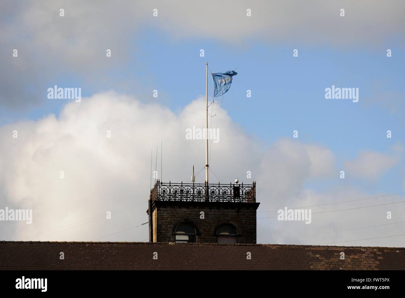 Die Tata-Flagge fliegt (in Fetzen) von the19th Turm des Werks Stocksbridge, Sheffield Stockfoto