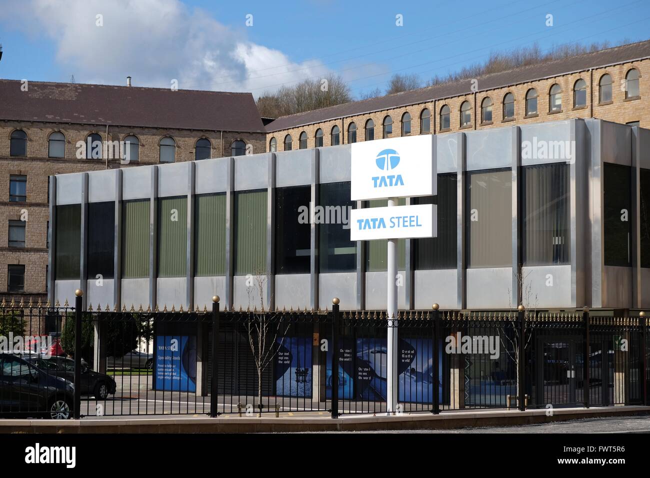 Tata Steel Zeichen außerhalb der Hauptsitz von Stocksbridge, Sheffield Anlage mit alten 19. Jahrhundert hinter Stockfoto