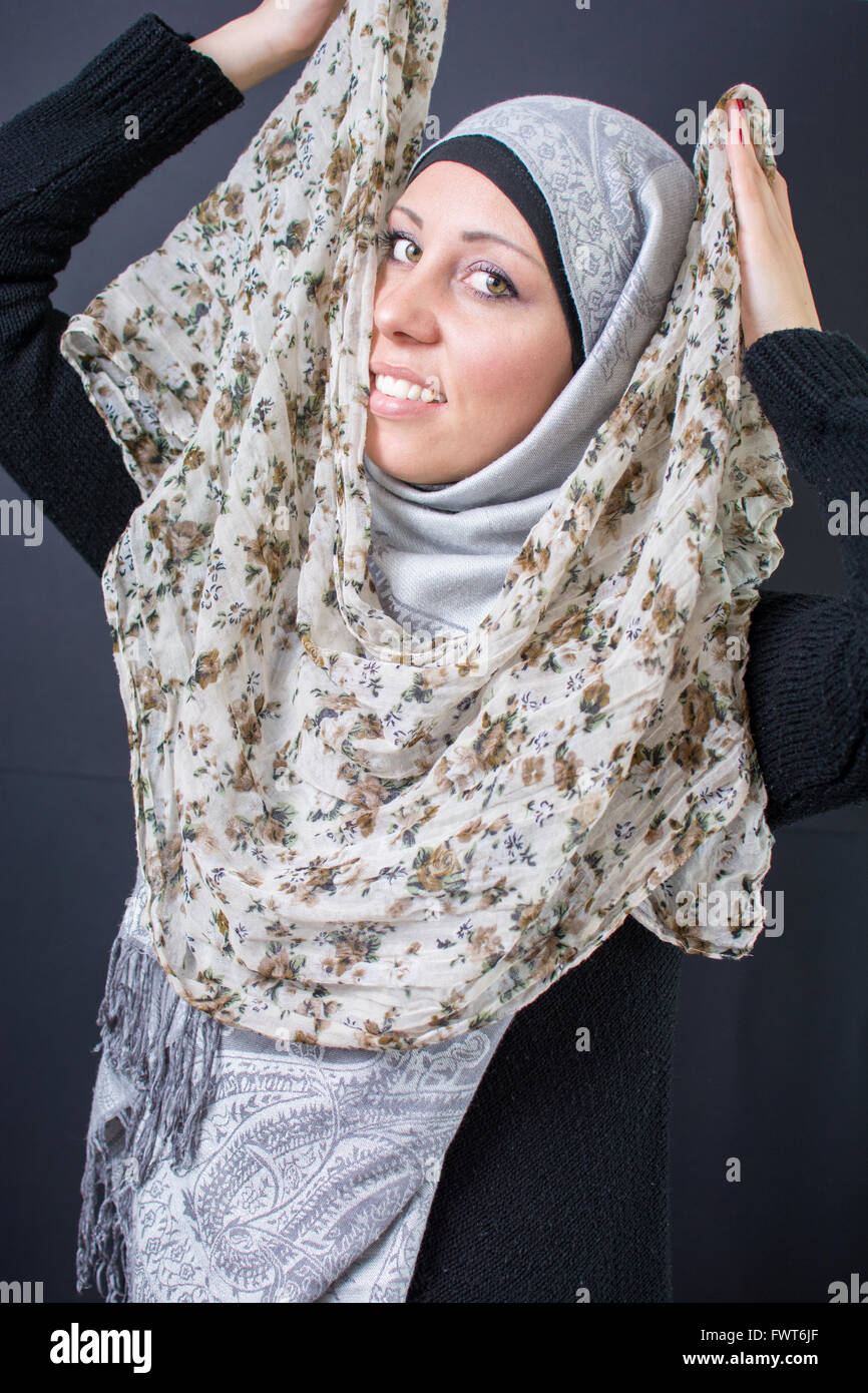 Wunderschöne muslimische Frau mit bunten Schal Stockfoto
