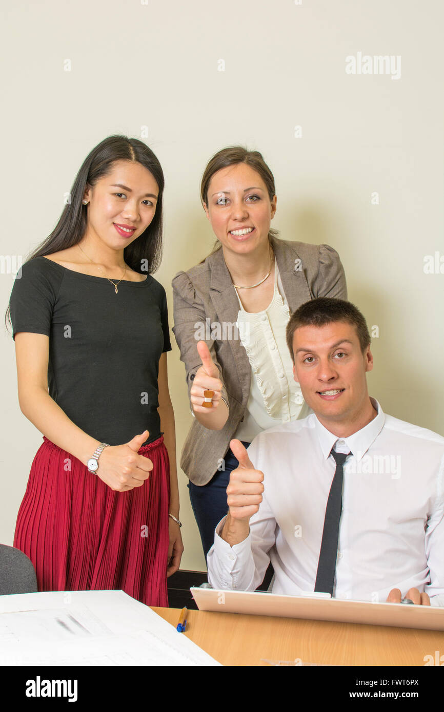 Multikulturelles Team im Büro bereit für den neuen geschäftlichen Erfolg Stockfoto