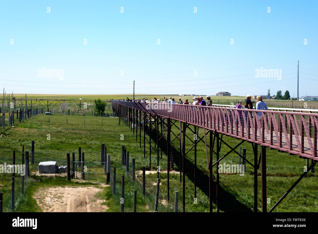 Besucher wandern entlang den Anzeigebereich über verschiedene Lebensräume für Tiere bei den Wild Animal Sanctuary. Stockfoto