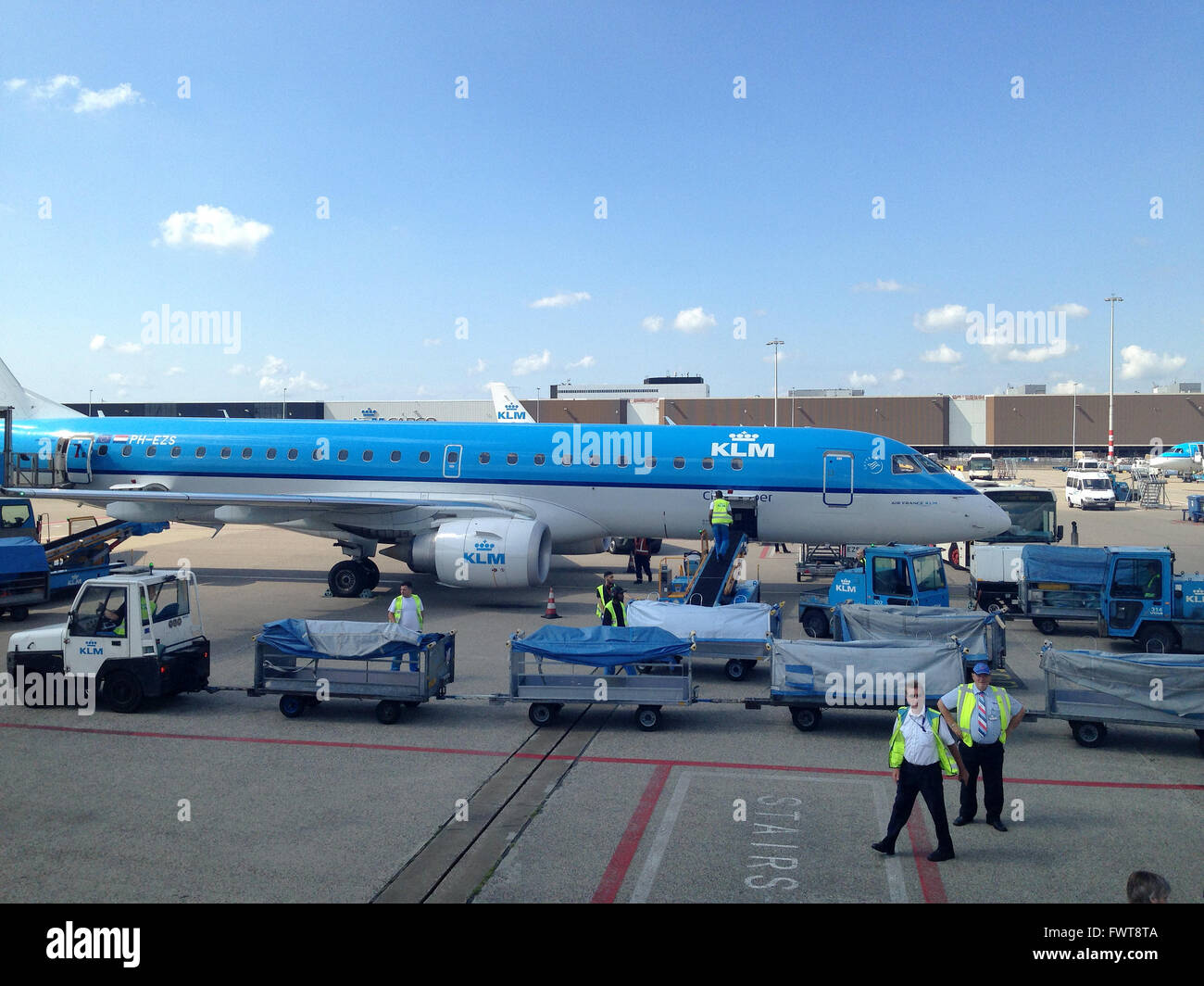 KLM Flugzeug steht auf dem Rollfeld am Flughafen Schiphol in Amsterdam, Niederlande. 4. August 2014. Stockfoto