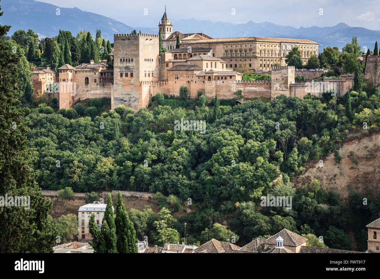 Blick auf das berühmte Schloss der Alhambra in Granada, Spanien. Stockfoto