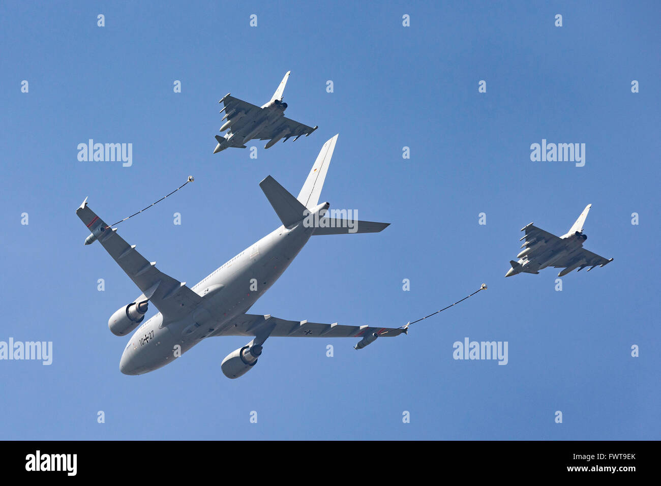 Deutsche Luftwaffe (Luftwaffe) Airbus A310-304 MRTT (multi-Role Tanker Transport) Flugzeug mit zwei Eurofighter Typhoon-Kämpfer Stockfoto