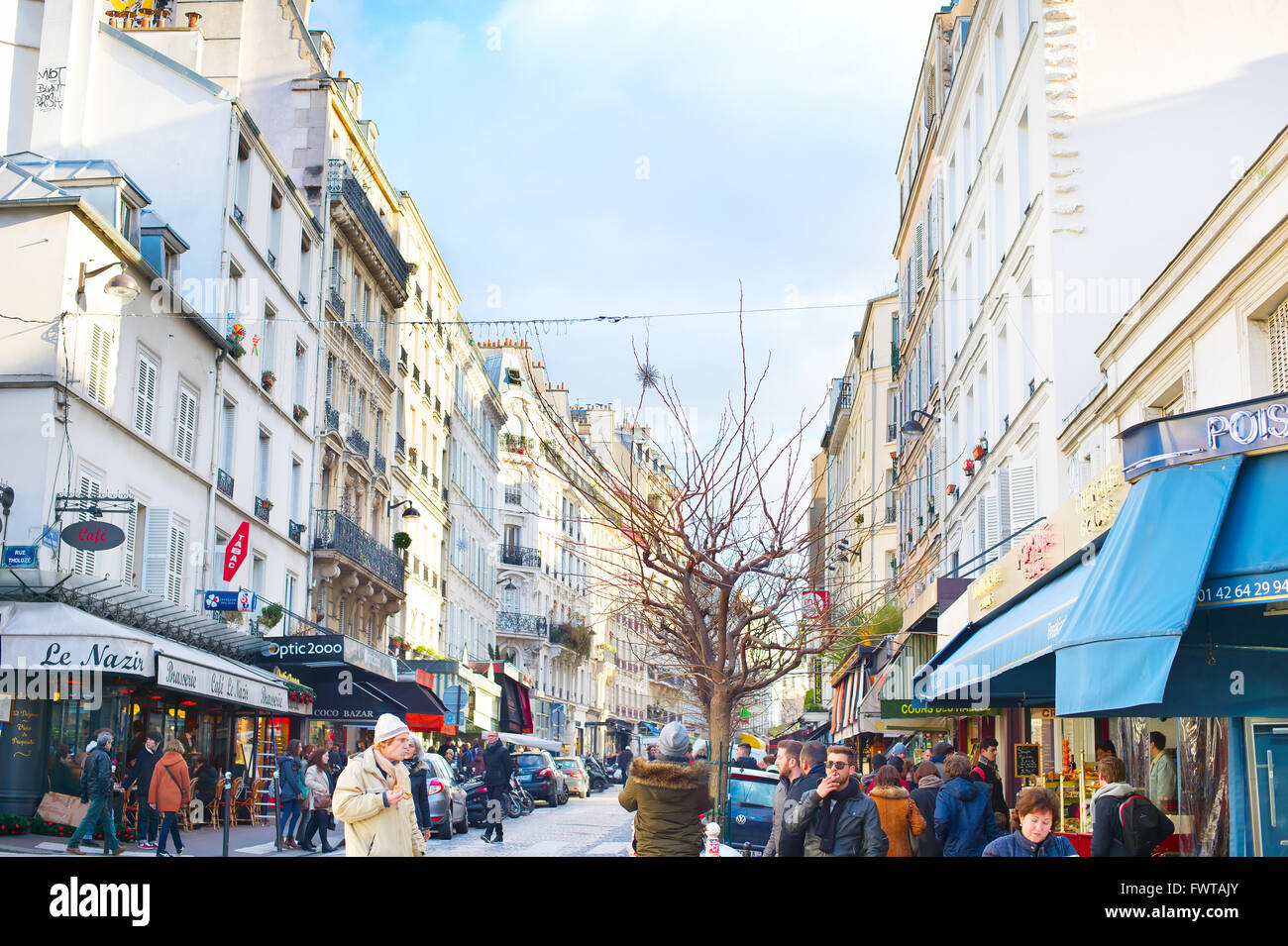 Menschen zu Fuß auf einer Straße in Montmartre. Montmartre ist ein beliebtes Ferienziel in Paris. Stockfoto