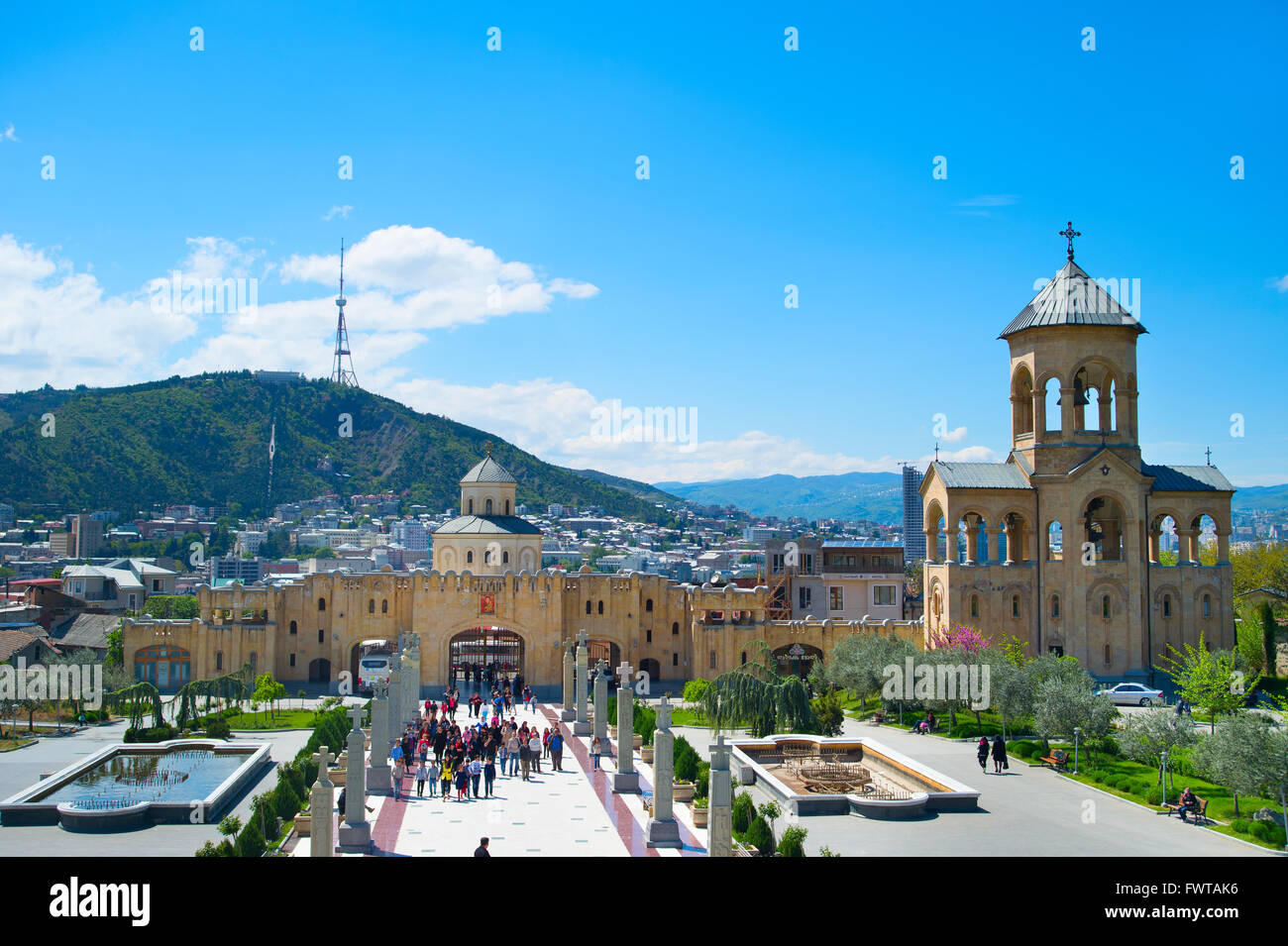 Touristen in der Holy Trinity Kathedrale von Tiflis, umgangsprachlich Sameba. Stockfoto