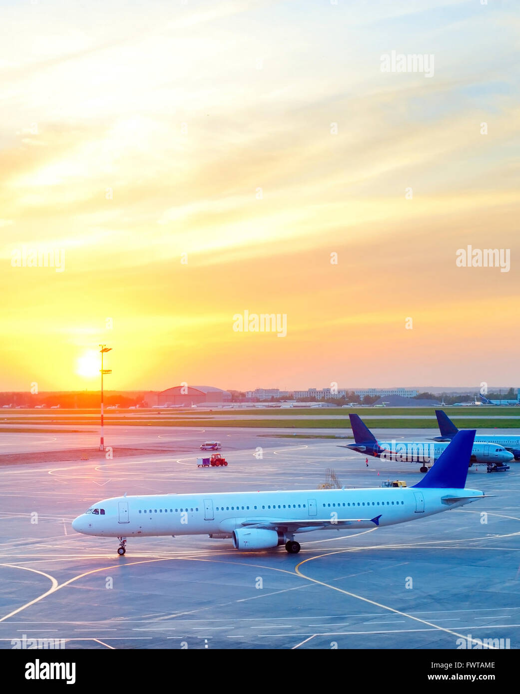 Flugzeuge auf dem Flughafen in den wunderschönen Sonnenuntergang Stockfoto