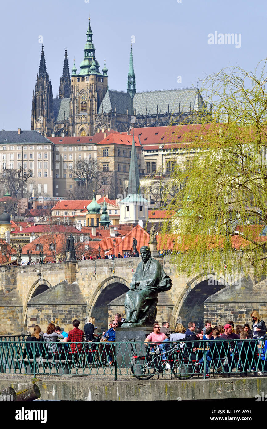 Prag, Tschechische Republik. Terrasse des Club Lavka Café mit Blick auf den Fluss Vltava. St-Veits-Dom und die Burg Stockfoto