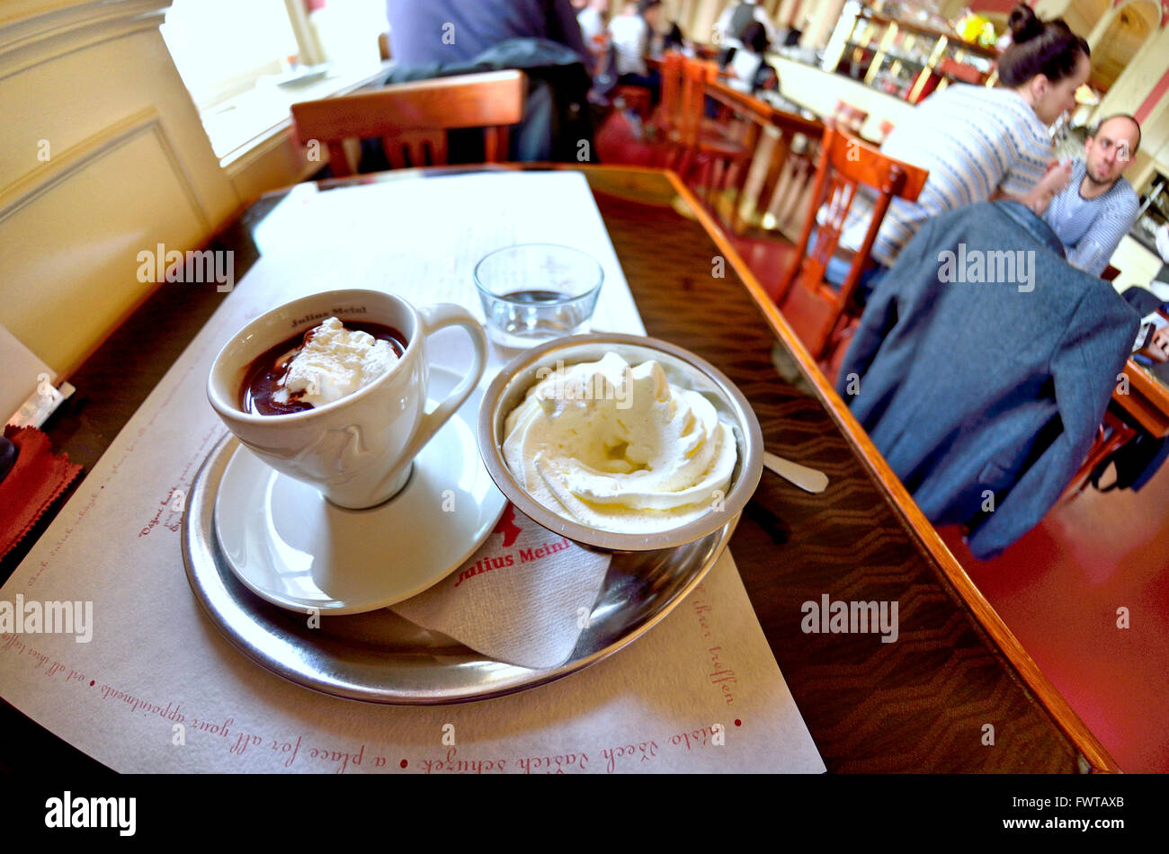 Prag, Tschechische Republik. Cafe Louvre auf Narodni Trida (Straße) Innenraum. Heiße Schokolade (Horka Cocolada) mit Schlagsahne serviert Stockfoto