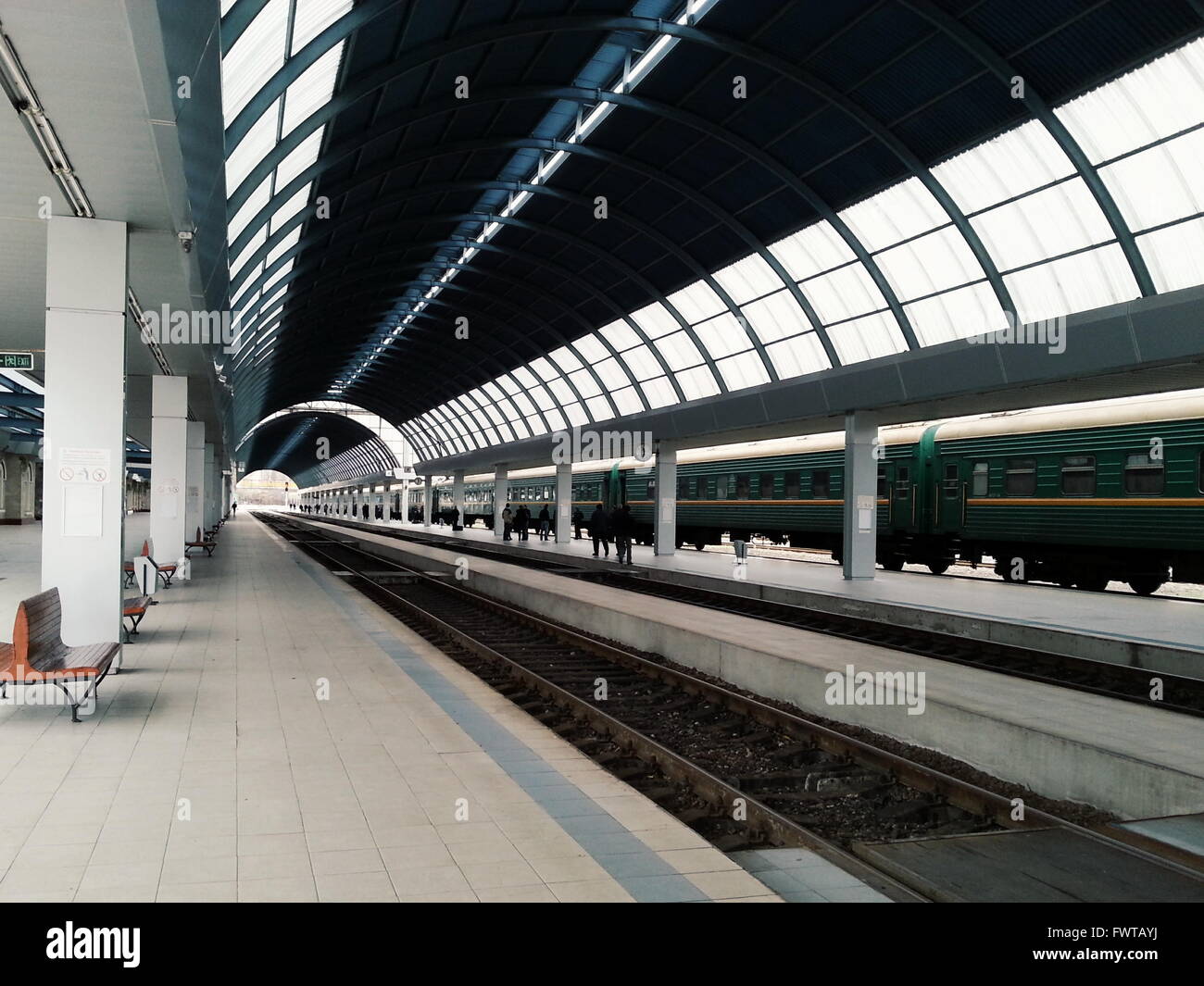 Chisinau, Republik Moldau - 26. November 2013: Zug nach Moskau fahren vom Bahnhof in Chisinau, Moldawien Chisinau wird vorbereitet Stockfoto