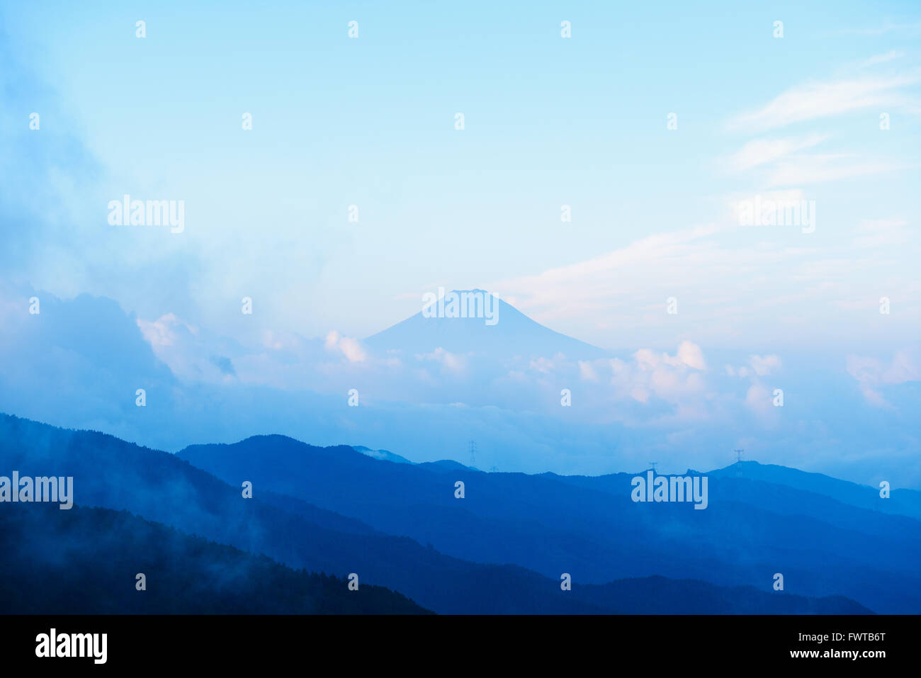 Blick auf den Mount Fuji morgens vom Mount Daibosatsu, Yamanashi Präfektur, Japan Stockfoto