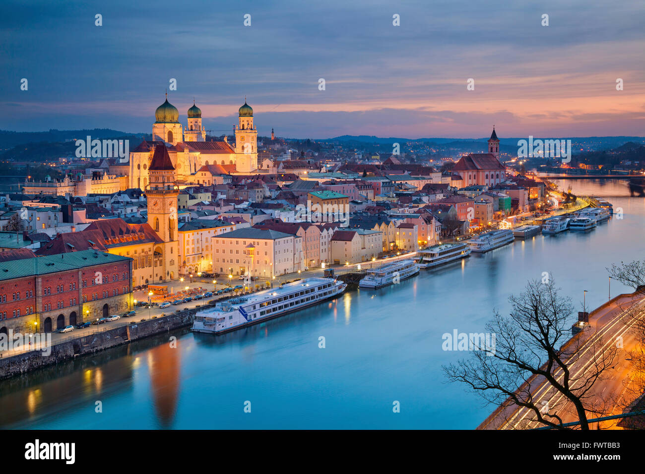 Passau. Passau-Skyline während der Dämmerung, die blaue Stunde, Bayern, Deutschland. Stockfoto