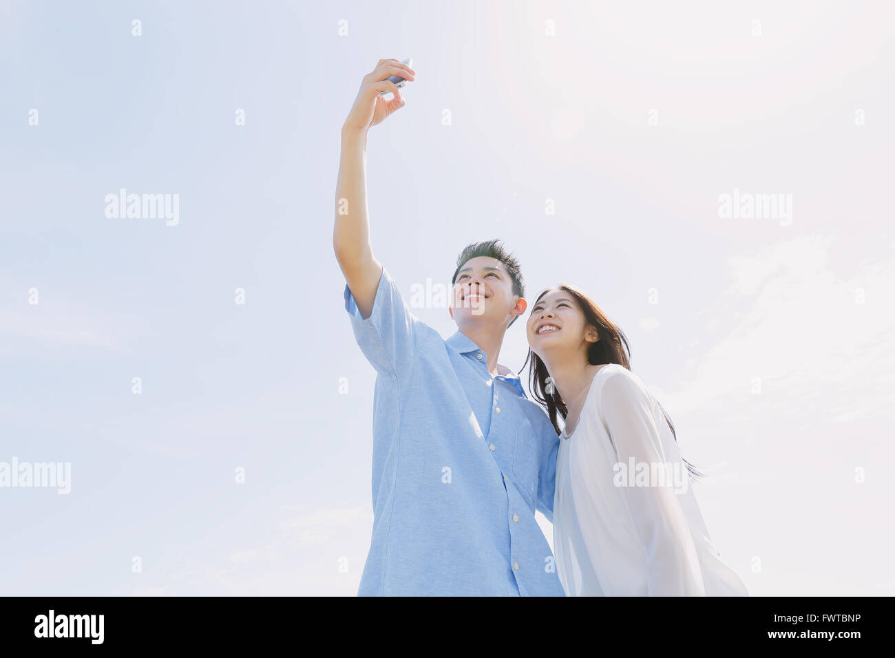 Junge japanische paar nehmen Selfie am Meer Stockfoto