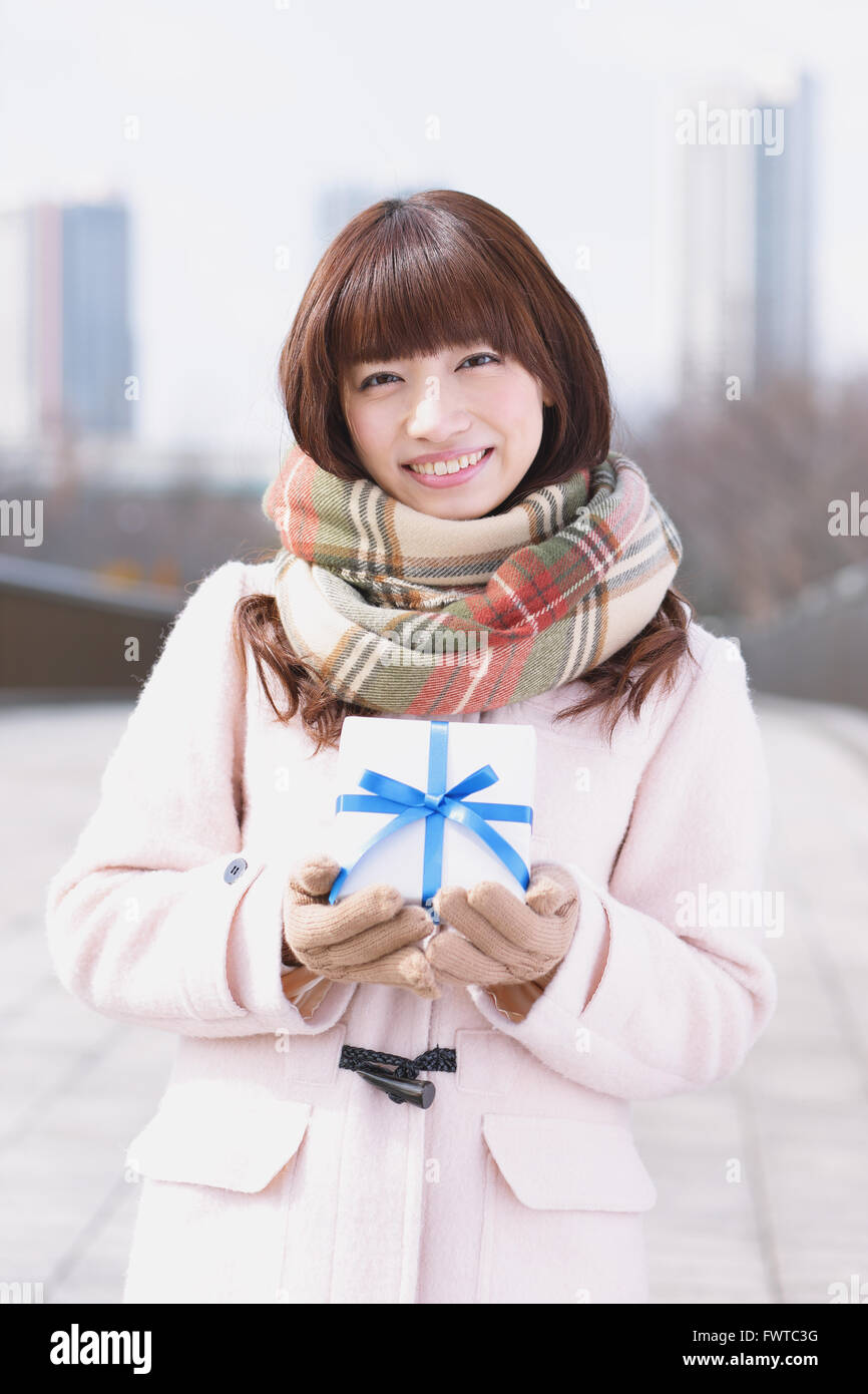 Attraktive Japanerin mit Geschenk an einem Wintertag Stockfoto