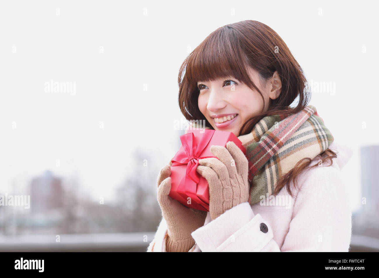 Attraktive Japanerin mit Geschenk an einem Wintertag Stockfoto