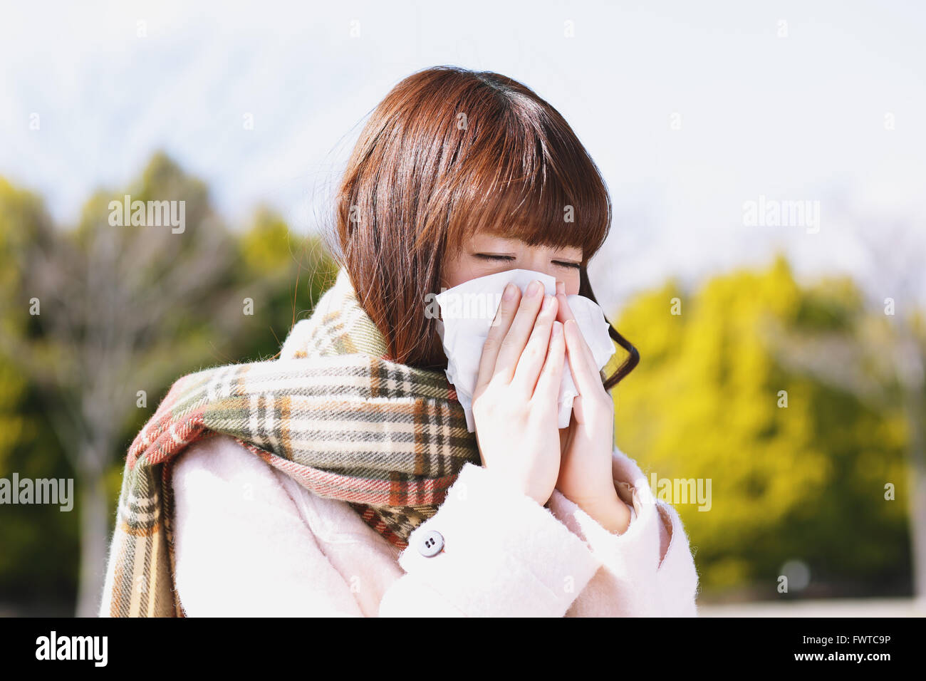 Attraktive Japanerin Übelkeit an einem Wintertag Stockfoto