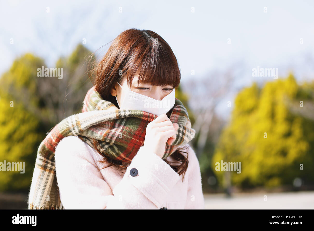Attraktive Japanerin Übelkeit an einem Wintertag Stockfoto