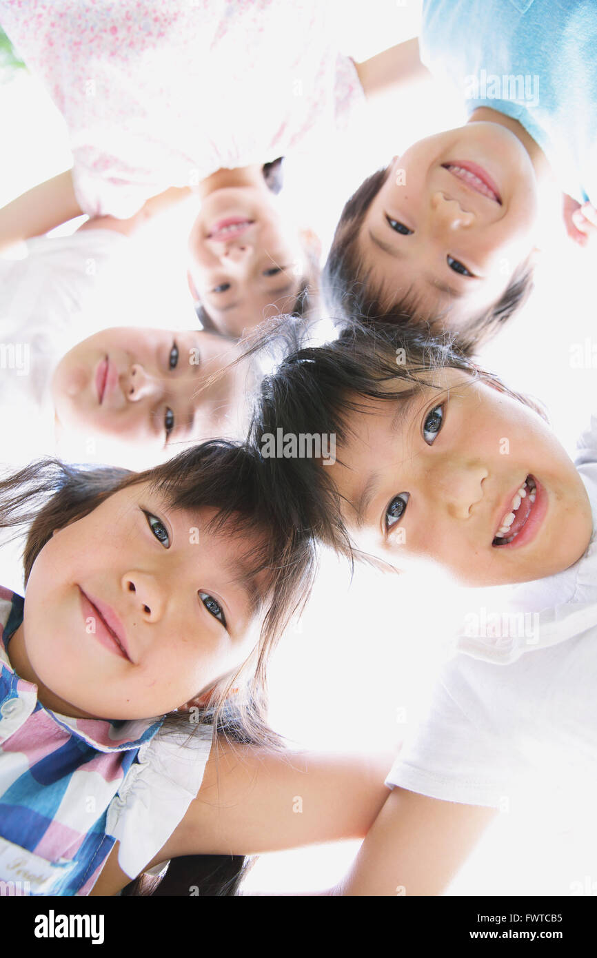 Japanische Kinder Blick in die Kamera Stockfoto