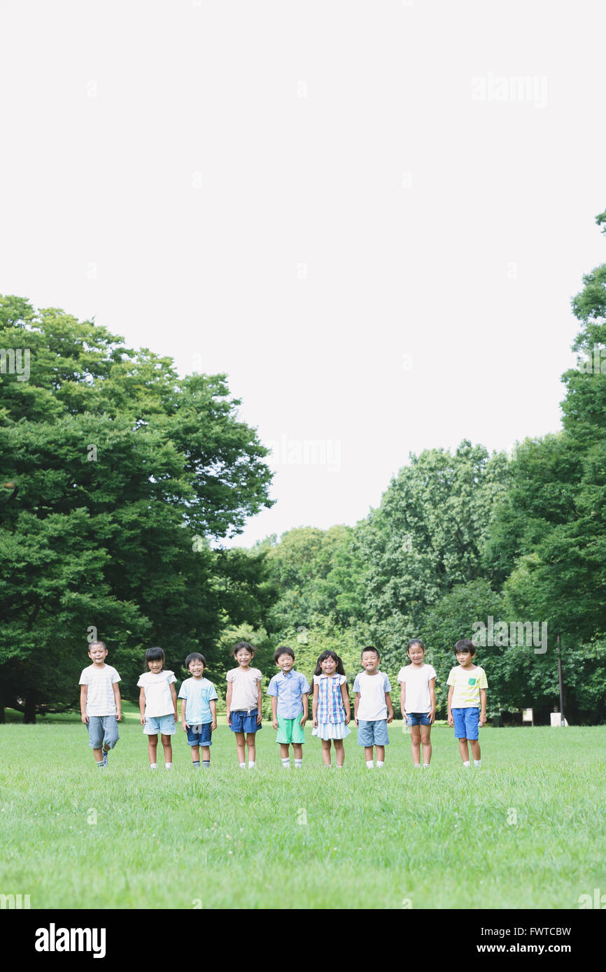 Japanische Kinder in einem Stadtpark Stockfoto