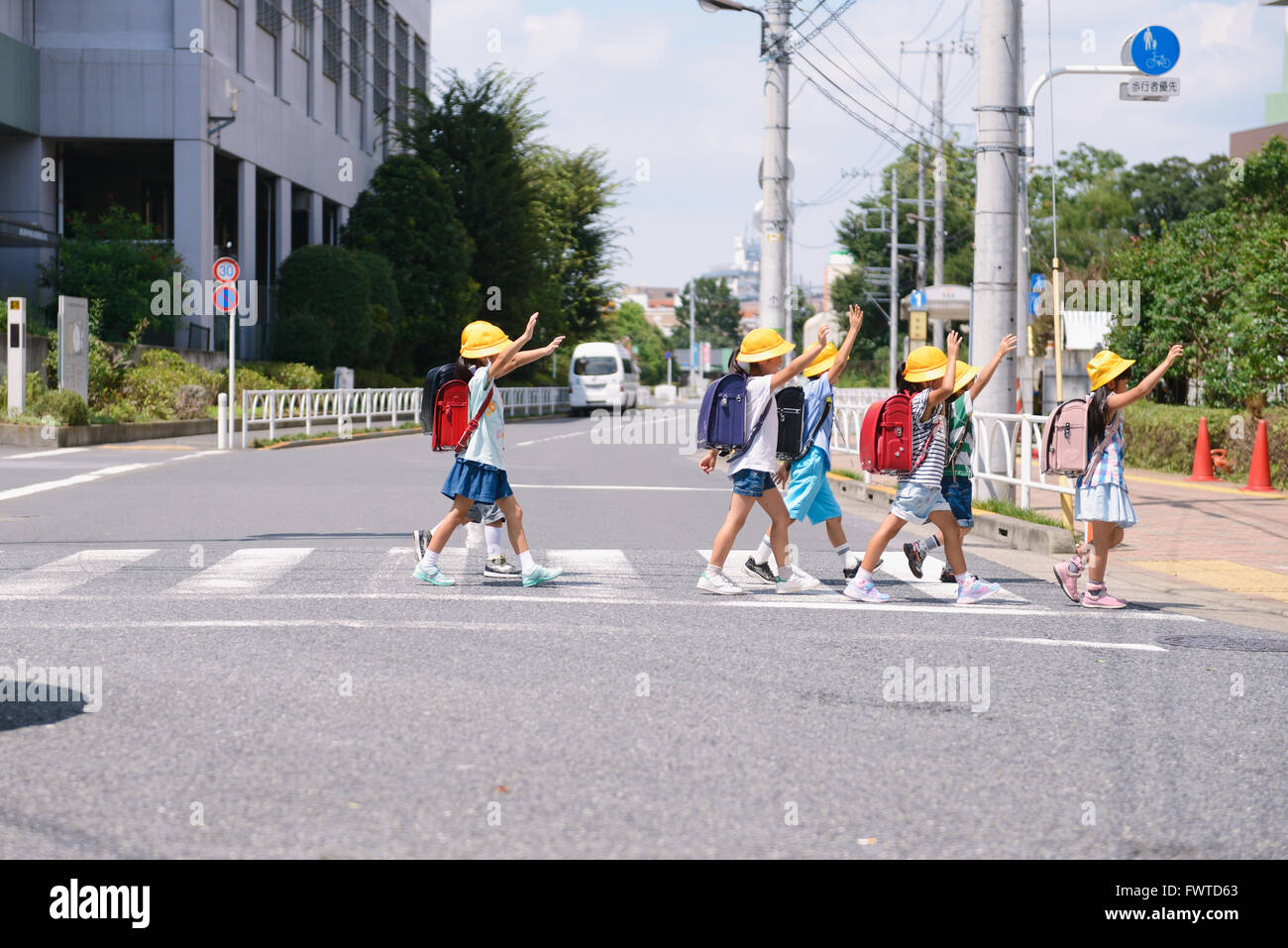 Japanische Schule Kinder, die Straße überqueren Stockfoto