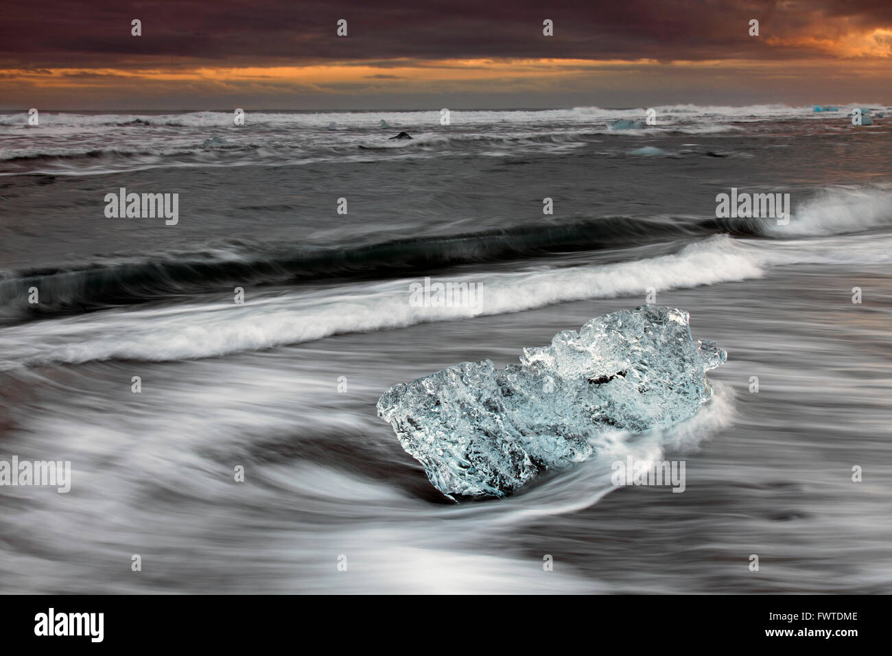 Schmelzenden Eisblock im Winter Island am Strand entlang der Atlantik-Küste bei Breidamerkursandur schwarzen Sand gewaschen Stockfoto