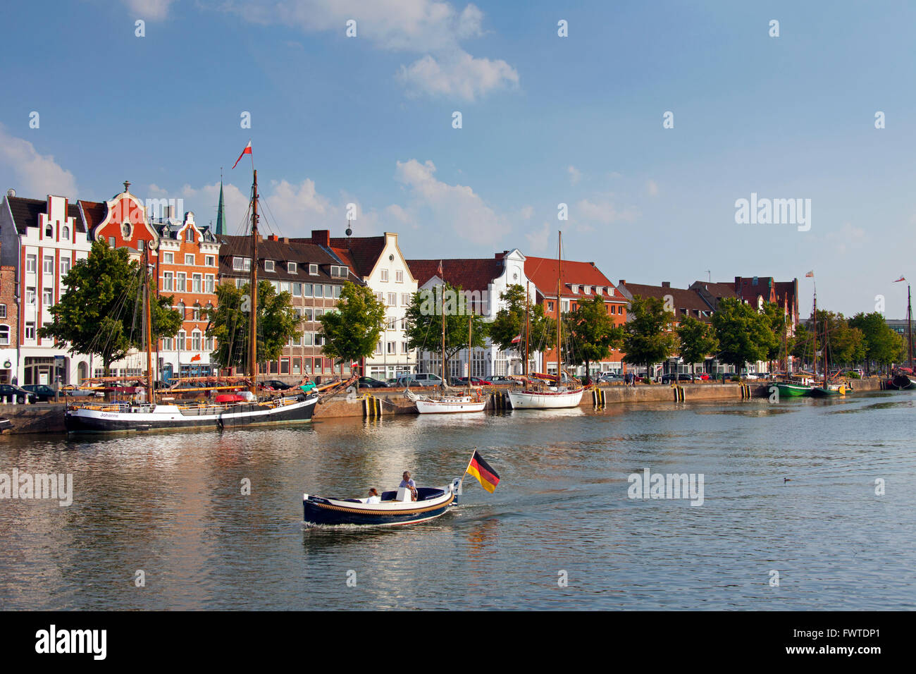 Museen-Hafen mit traditionellen Segelschiffen, festgemacht an der Untertrave in der Hansestadt Lübeck, Deutschland Stockfoto