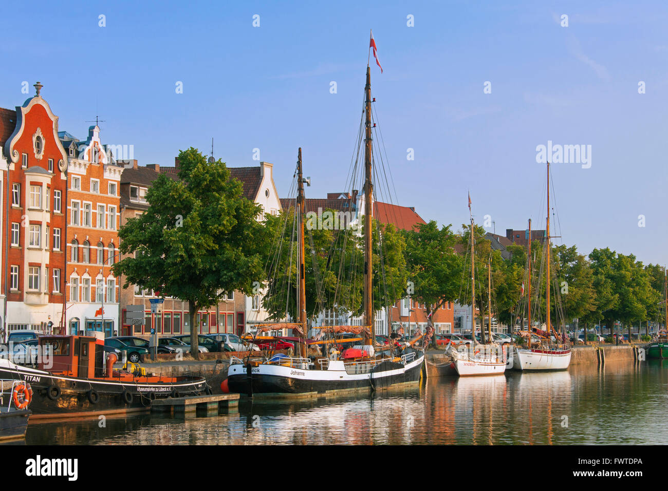 Museen-Hafen mit traditionellen Segelschiffen, festgemacht an der Untertrave in der Hansestadt Lübeck, Deutschland Stockfoto