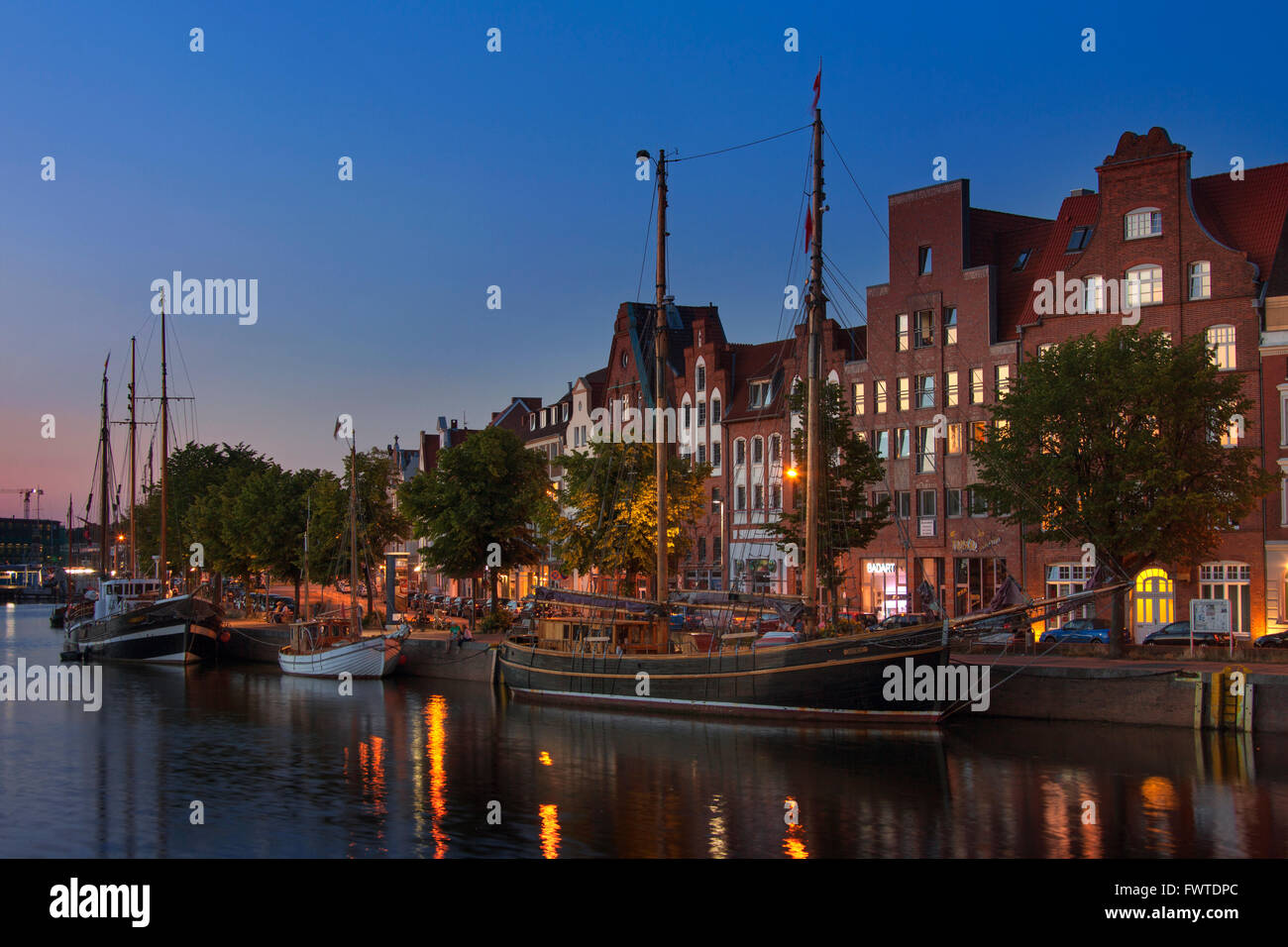 Museen-Hafen bei Nacht mit traditionellen Segelschiffen, festgemacht an der Untertrave in der Hansestadt Lübeck, Deutschland Stockfoto